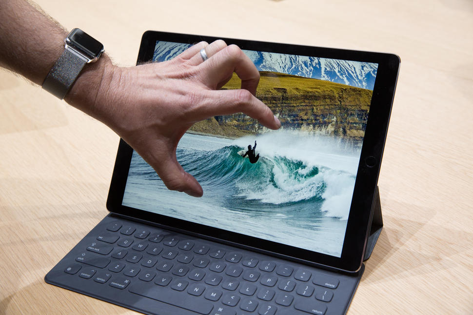 Apple iPad Pro kết hợp với bàn phím Smart Keyboard