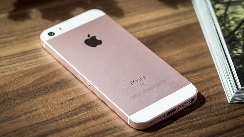 iPhone SE iPhone SE có thiết kế quen thuộc.