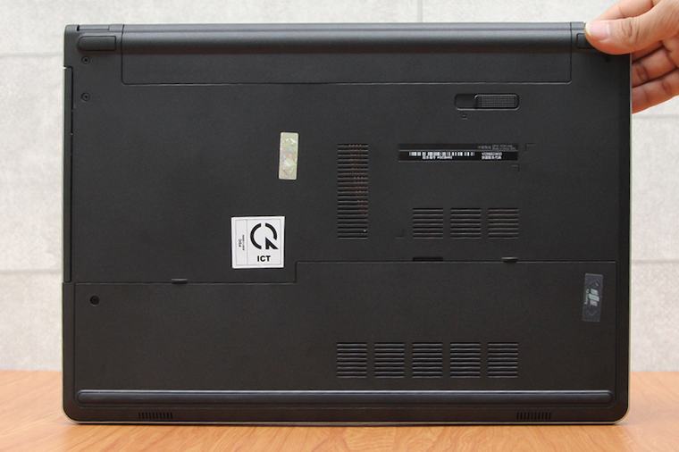 Bạn lật mặt sau của máy và kiểm tra tem bảo hành có bị rách hay không Bạn lật mặt sau của máy và kiểm tra tem bảo hành có bị rách hay không