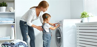 Nhà có trẻ nhỏ, trẻ sơ sinh thì nên chọn máy giặt nào?