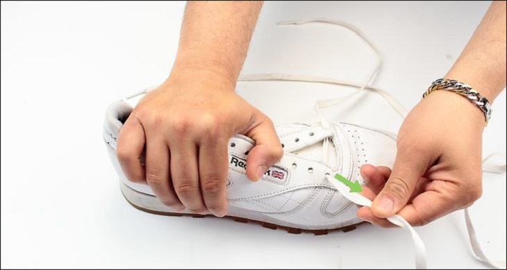 Bạn có thể tháo dây và miếng lót giày ra để vệ sinh dễ hơn