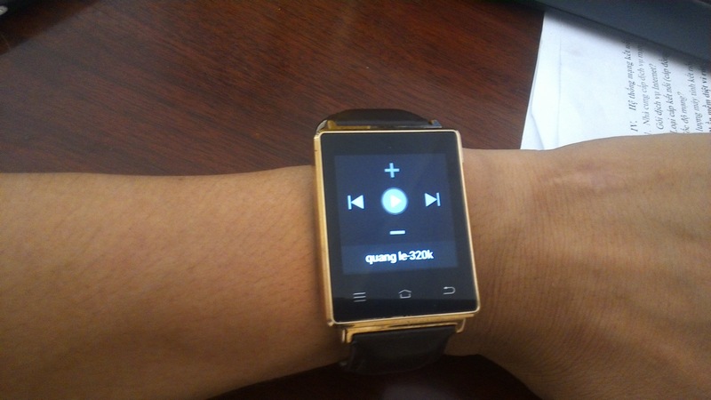 đồng hồ có thiết kế hình chữ nhật 