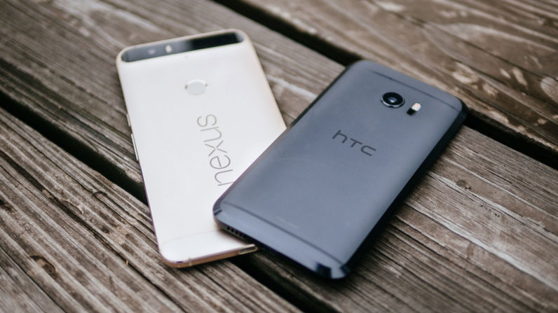 HTC Các tin đồn gần đây đã tiết lộ Google đang tự thiết kế một chiếc điện thoại Android mới nhưng điều đó không có nghĩa là dòng Nexus hoàn toàn bị khai tử. Trên thực tế nhiều nguồn tin thân cận cho biết HTC đang bắt tay vào sản xuất hai mẫu điện thoại mới thuộc dòng Nexus cho Google. Theo Android Police, mẫu thiết bị đầu tiên sẽ có tên mã Marlin với thông số kỹ thuật: Bộ xử lý Snapdragon lõi tứ Màn hình 5.5 inch QHD, AMOLED USB Type-C Camera sau 12MP, trước 8MP Quét vân tay 4GB RAM Pin 3450mAh Bộ nhớ trong 32GB/128GB Bluetooth 4.2 Tiếp theo là cấu hình của một thiết bị mới rò rỉ gần đây tên mã Salfish: Màn hình 5 inch Full HD, AMOLED Bộ xử lý lõi tứ, 64 bit 4GB RAM Pin 2770mAh 32GB bộ nhớ trong Camera sau 12MP, trước 8MP Quét vân tay USB-C Bluetooth 4.2