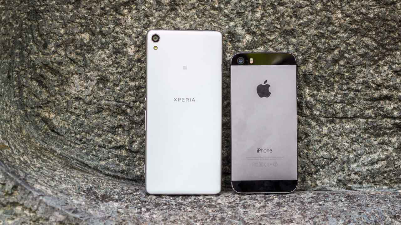 Thiết kế mặt sau của hai máy Thiết kế mặt sau của hai máy