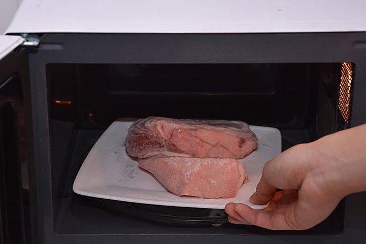 Можно размораживать мясо в микроволновке