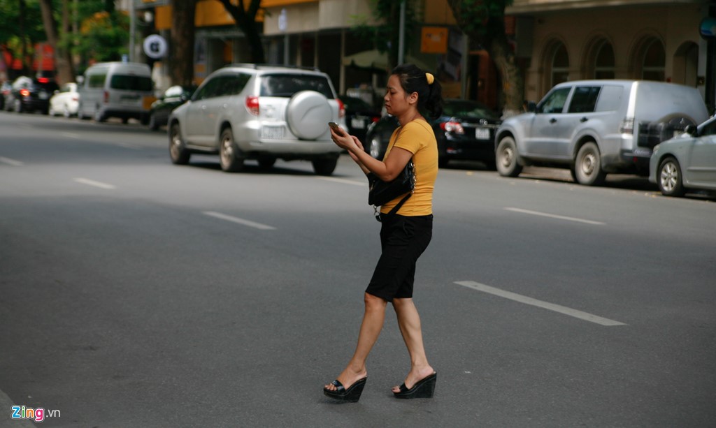 Đi bộ sang đường không quan sát, tay mắt dành cho điện thoại