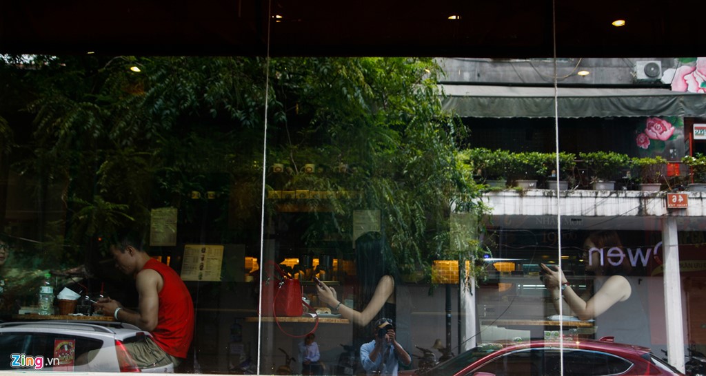 Nhiều người vào ngồi trong quán cafe chủ yếu để truy cập Internet từ điện thoại