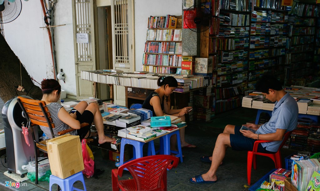 Những người bán hàng khi vắng khách