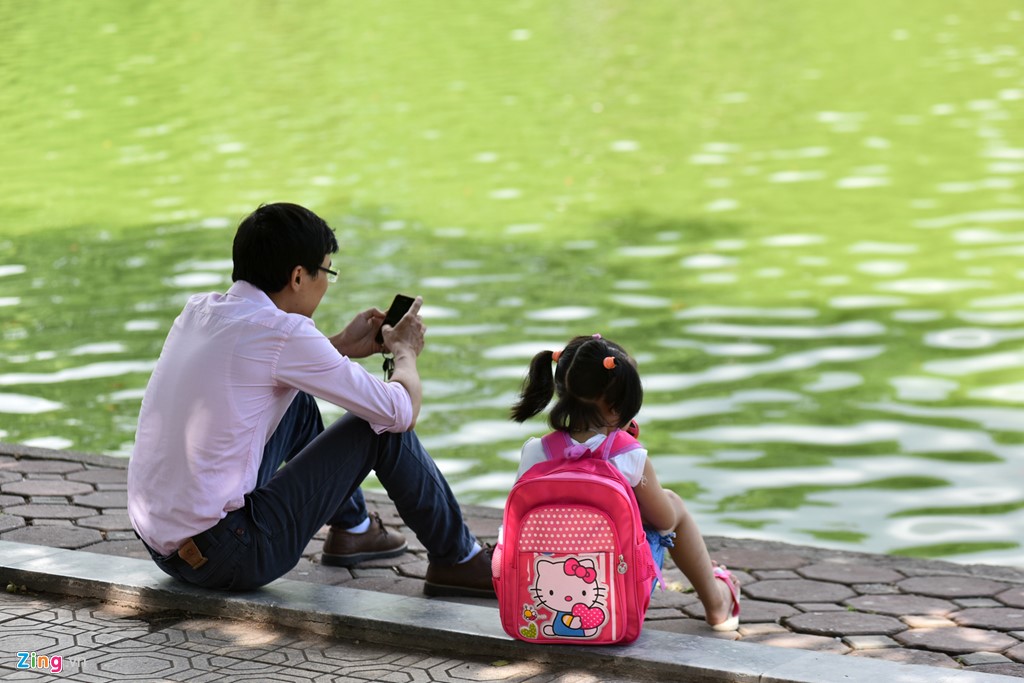 Thời gian cha mẹ bên con cái cũng bị bào mòn vì smartphone