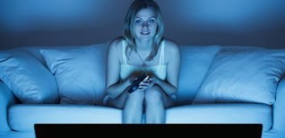 Có nên tắt đèn khi xem tivi không?