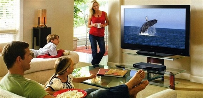 Vì sao không nên xem tivi khi đang ăn?