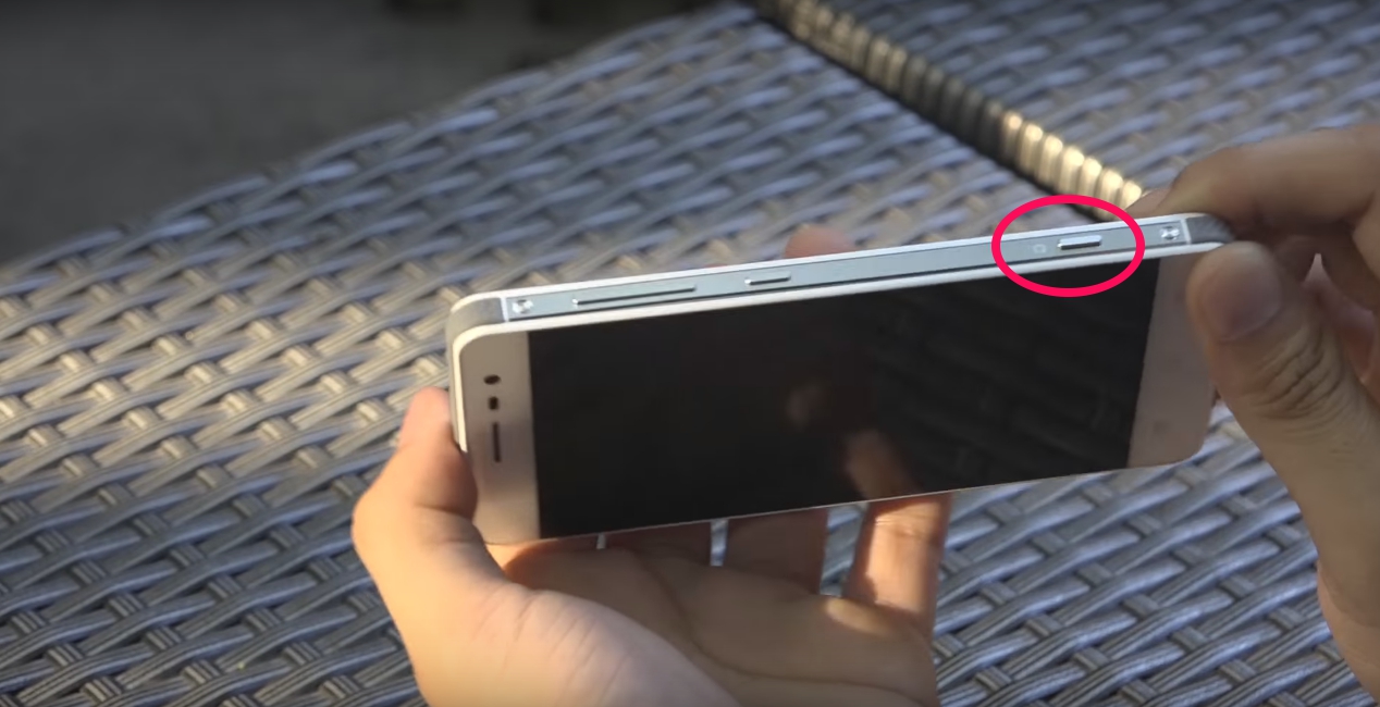 Bên cạnh phải của Pantech V950 có thêm phím chụp ảnh chuyên dụng