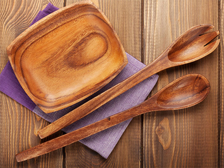 Nên dùng muỗng gỗ khi nấu thức ăn bằng chảo chống dính