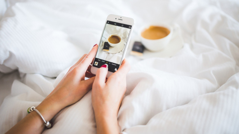 Chuyện về cô gái sợ cầm nhầm iPhone tẩm thuốc mê và cái kết...