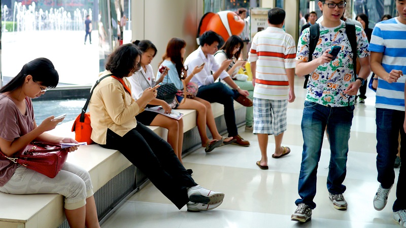 3 bệnh lý thường gặp khi bạn thường xuyên... lướt điện thoại