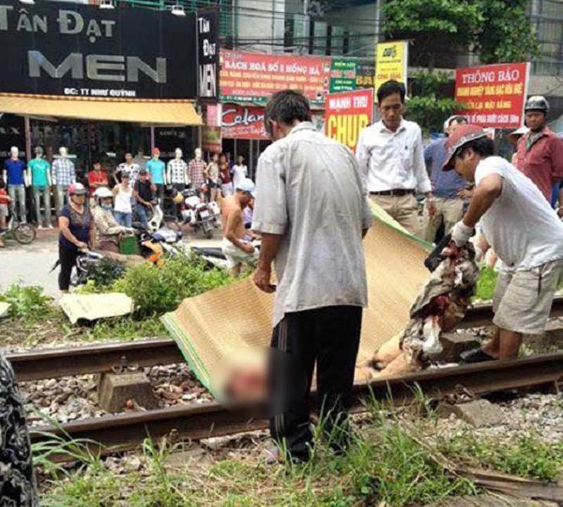 2 thanh niên tử vong do chụp ảnh trên đường ray tàu hỏa