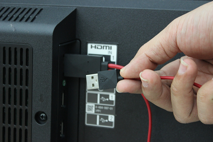   USB ਸਿਰੇ ਨੂੰ TV ਦੇ USB ਪੋਰਟ ਨਾਲ ਕਨੈਕਟ ਕਰੋ।