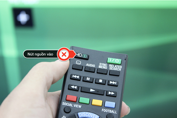 Nhấn chọn nút nguồn vào có trên remote.