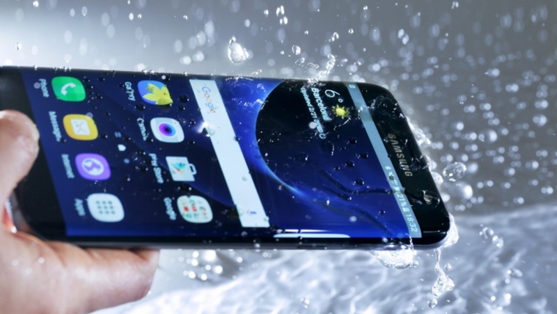 Galaxy Note 7 lộ ảnh đang được lau rửa bằng xà phòng