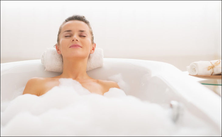 Tắm nước nóng có thể ảnh hưởng tới vòng 1 cơ thể nữ giới