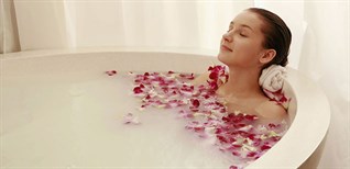 Tắm nước nóng có tác dụng gì? Cách tắm nước nóng tốt cho sức khỏe