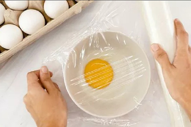 Luộc trứng bằng lò vi sóng đập bỏ vỏ trứng