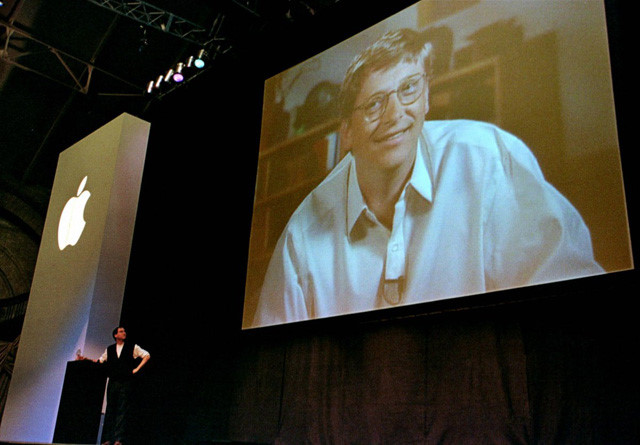 MacWorld 1997. Steve Jobs trở lại Apple với màn hình chiếu ảnh Bill Gates và 150 triệu USD tiền vốn từ Microsoft