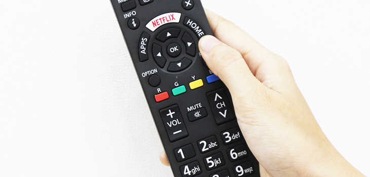 Nhấn nút HOME trên remote