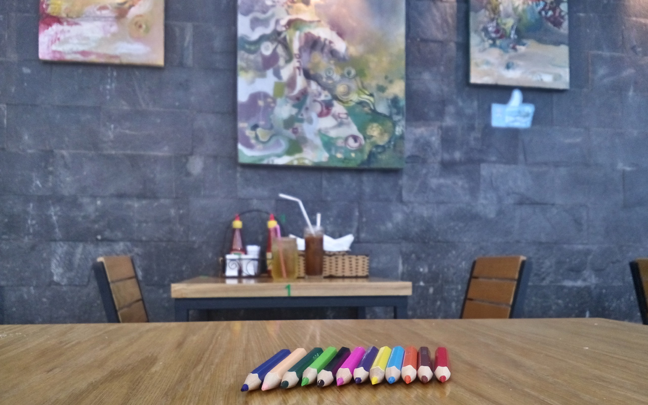 Camera sau có thể phân biệt được vùng lấy nét của tiền cảnh và hậu cảnh