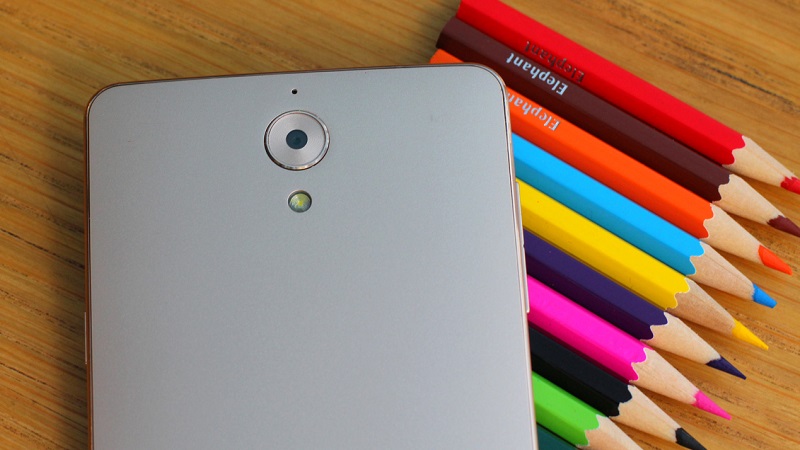 Phía trên camera chính có 1 lỗ micro, còn bên dưới là đèn LED Flash