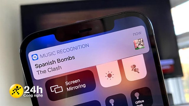 Làm thế nào để tìm kiếm tên bài hát bằng Google Assistant trên Android?

