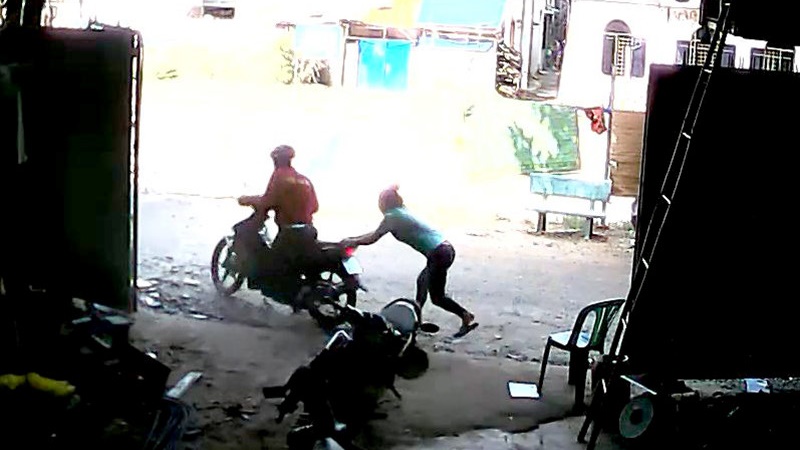 Bình Phước: Kẻ cướp điện thoại xong táo tợn quay lại đòi mật khẩu