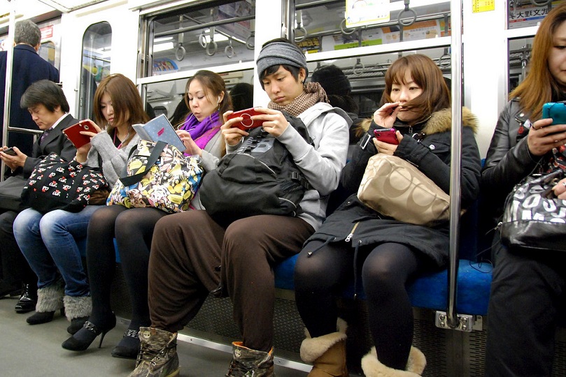 Người dùng smartphone chạm vào màn hình ít nhất 2.617 lần trong ngày