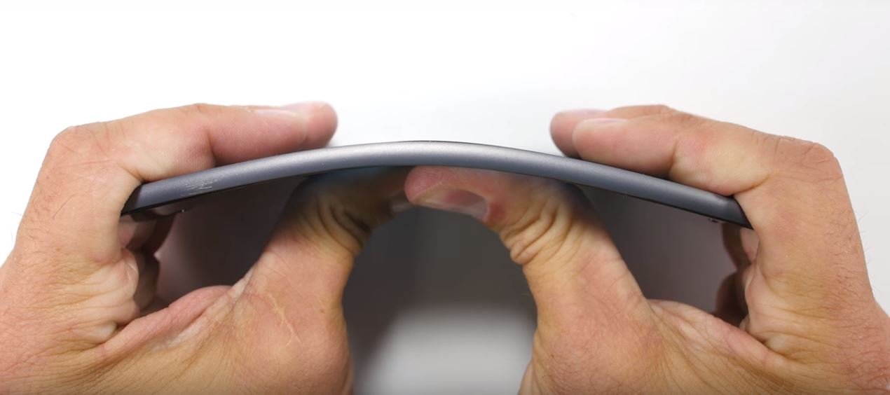 Thử bẻ cong smartphone cao cấp mỏng nhất thế giới Moto Z