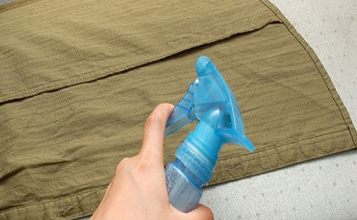 So sánh bàn ủi khô và bàn ủi hơi nước. Nên mua loại nào để phù hợp với gia đình?