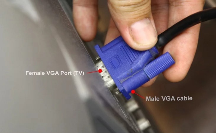 Cắm đầu cáp VGA (male) vào cổng VGA (female) màu xanh dương trên TV Cắm đầu cáp VGA (male) vào cổng VGA (female) màu xanh dương trên TV