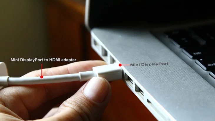 Cách kết nối MacBook Pro với tivi tại nhà cực đơn giản và nhanh chóng > Kết nối cáp Mini DisplayPort vào Macbook Pro