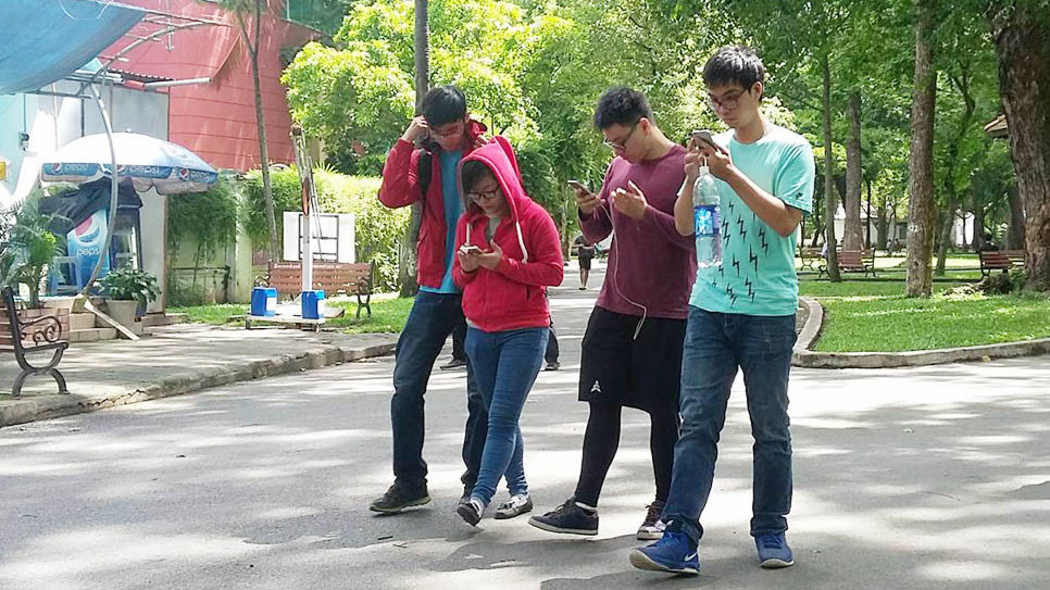 Mải chơi Pokemon, một phụ nữ ở Sài Gòn bị giật iPhone