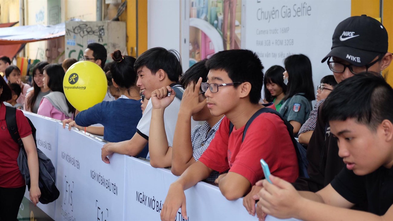 Hàng trăm người xếp hàng sẵn sàng đón nhận những chiếc OPPO F1s đầu tiên