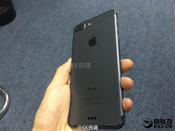 Thiết kế độc đáo và sang trọng của iPhone 7 Plus đẹp vô cùng, đặc biệt là màu đen. Hình ảnh sẽ cho bạn nhìn thấy sự tinh tế và uyển chuyển của sản phẩm này. Hãy sắm ngay cho mình chiếc iPhone 7 Plus đẹp như mơ nhé!