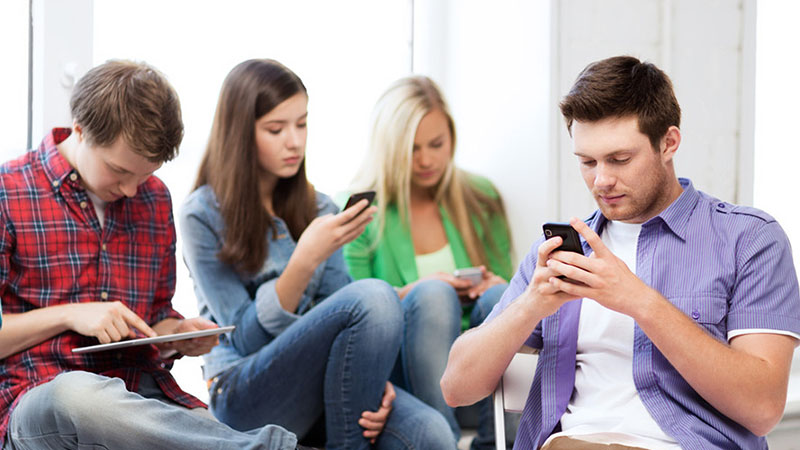 Thật chẳng ra làm sao nếu hẹn cả đám bạn đi café rồi tới quán mỗi đứa cắm mặt vô một máy, xong lên mạng like hình, inbox cho nhau,...