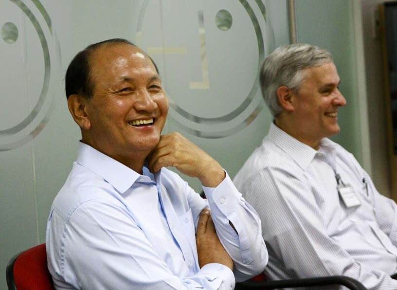 CEO LG Electronics Nam Yong (bên trái)