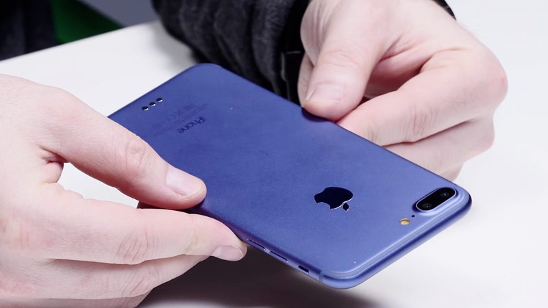 iPhone 7 Plus tái xuất trên tay Lâm Chí Dĩnh