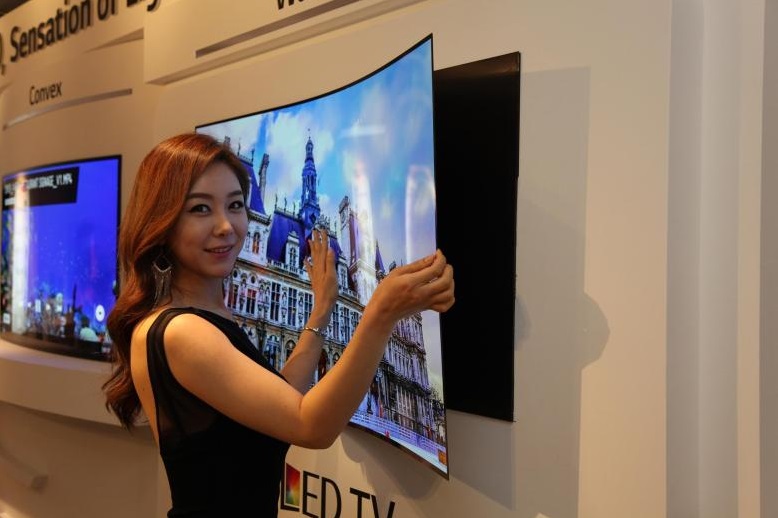 Một quảng cáo TV móng như giấy dán vào tường của LG