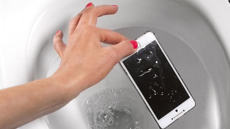 Bị… kẹt trong bể phốt toilet vì cố cứu điện thoại cho bạn Bị… kẹt trong bể phốt toilet vì cố cứu điện thoại cho bạn