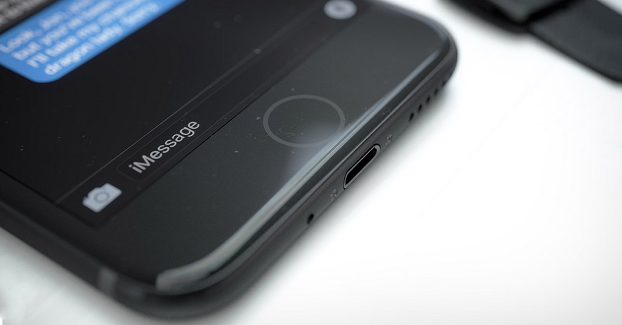 Hình ảnh rò rỉ trên mạng rất giống phiên bản iPhone 7 vỏ nhựa màu đen ICTnews cầm trên tay. Trong hình, giắc 3,5mm đã không còn Hình ảnh rò rỉ trên mạng rất giống phiên bản iPhone 7 vỏ nhựa màu đen ICTnews cầm trên tay. Trong hình, giắc 3,5mm đã không còn