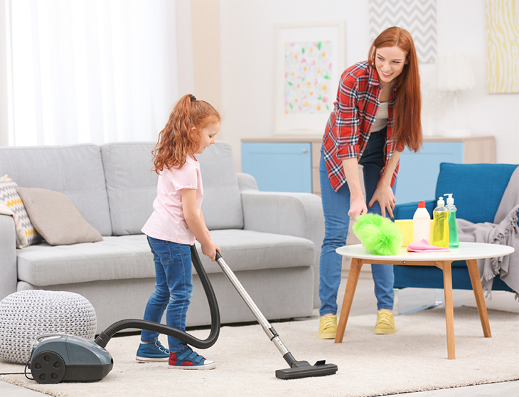 Trẻ nhỏ sử dụng máy hút bụi