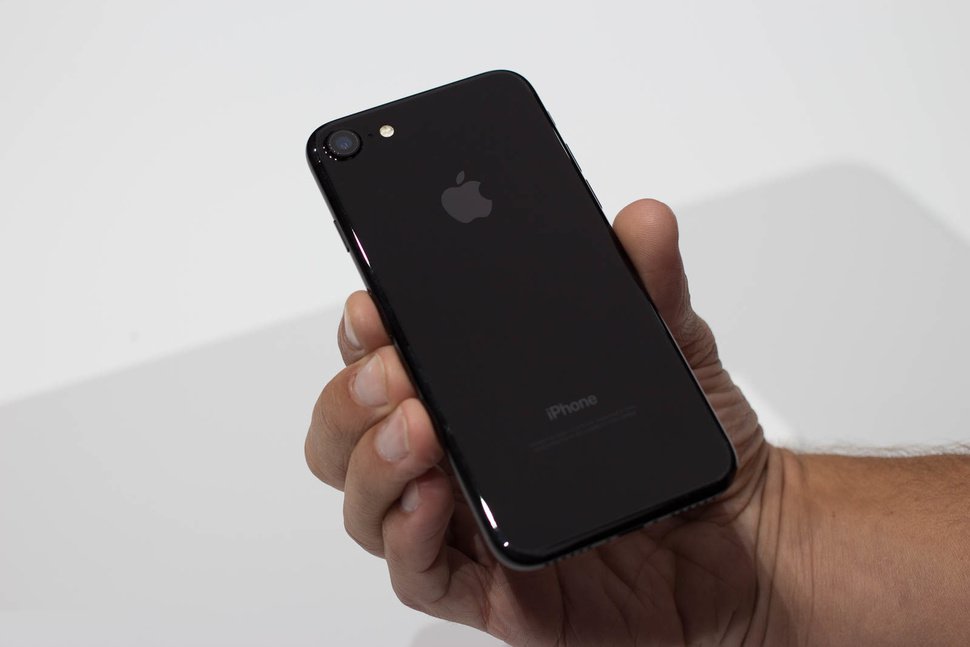 iPhone 7 Jet Black có mức giá lên tới 37,99 triệu đồng