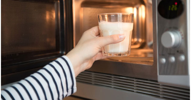 5 lưu ý khi hâm thức ăn bằng lò vi sóng hiệu quả, an toàn nhất > Hâm sữa trong lò vi sóng