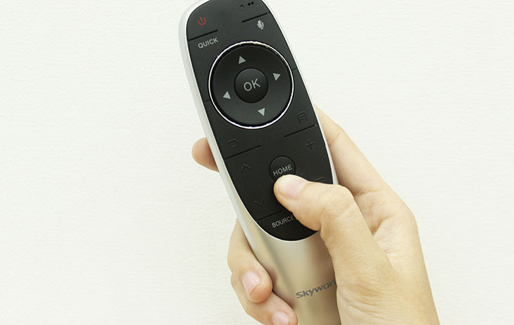 Nhấn nút HOME trên remote